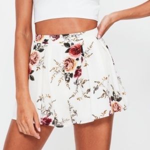 Missguided High Waisted Floral Shorts NWT | Size 10 White‎ Summer Zip Back